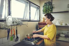 女人过六十，离开了婚姻，过得如何了？两位大姐说了真心话图片