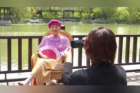 90岁奶奶惊艳美国人，用66年老缝纫机做百件旗袍，住院也要讲漂亮图片