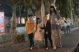 1米6小伙牵手“巨人女友”逛街，最萌身高差被吐槽：看着好别扭图片