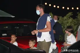 诺维斯基深夜现身街头，身材已明显发福，怒视镜头霸气十足图片