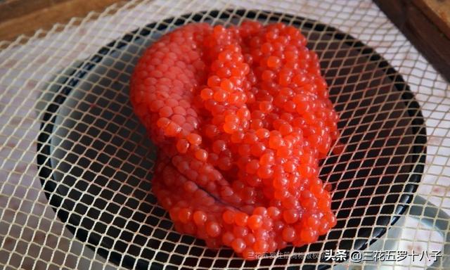 大马哈鱼籽第一次吃有点腥！第二次吃有点咸！随后一直都想吃