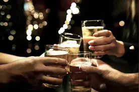 醉酒者自杀，朋友护送被判赔7万是否合理？网友：若开此先河，谁还愿意送醉酒者回家？图片