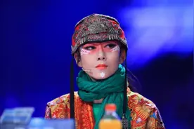 杨丽萍和男徒弟共舞？不雅照片引热议，网友直呼：真搞不懂艺术图片