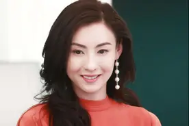 圆脸就放弃“黑长直”吧！换上这4种发型，气质变得更高级了图片