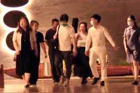 李健和妻子三亚旅行被拍，小5岁妻子正面曝光，五官精致身材圆润图片