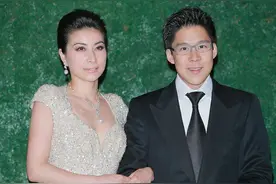 41岁霍启刚携子女海滩玩耍，霍震霆随行晒太阳，三代同堂共享天伦图片