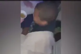 黑人男孩遭白人同学霸凌，被BB枪射击皮带抽，遭威胁只能远程上课图片