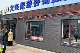 正规军门前排长队，黑导游开打“游击战”图片