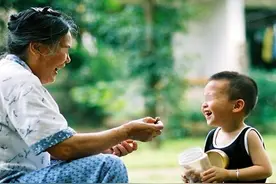 老人带娃做到“三不问”，自己不受气儿媳也欢喜，全家人跟着享福图片