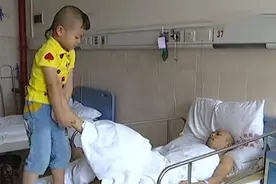 还记得2年前文山市4岁的男孩吗？他独自照顾瘫痪爸爸，现状如何了图片