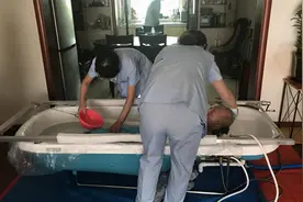 老人洗澡很简单！来看看这些助浴服务和神器图片