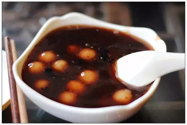 汤圆可以这样吃：香菜和葱花多来点儿