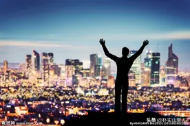 重感情的人最容易受伤，这种伤害其实是自己给自己的，改变很重要图片