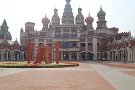 航母主题公园旁的俄罗斯风情街图片