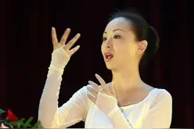 “千手观音”邰丽华2岁失聪，儿子健全老公宠爱，人美心善有好报图片