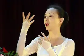 “千手观音”邰丽华2岁失聪，儿子健全老公宠爱，人美心善有好报图片