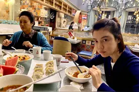 车晓母女罕见同框，调侃母亲请客只有主食，王丽云怒视表情吓人图片