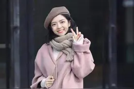 为何你戴围巾有股浓浓的“大妈感”？跟着三木这样戴，优雅又洋气图片