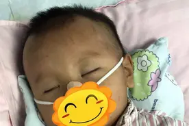 一岁男童从沙发摔下昏迷，右腿和双臂僵硬，父亲：亏欠孩子太多了图片