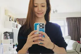 充满自信，王君馨晒零妆容居家自拍照，22寸黄蜂腰十分抢镜图片