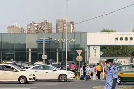 学校路段限速30标志形同虚设，还得安排信号灯图片