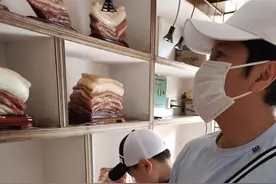 54岁蔡国庆晒与9岁儿子的游玩照，发福肚腩明显，皮肤好不显老图片