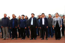 邯郸职业技术学院举行国庆升国旗仪式图片