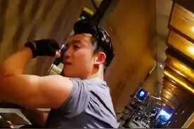 郑恺婚后晒老婆苗苗视角健身照，眼神温柔不忘耍帅，拉伸一秒破功图片