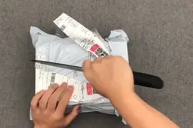 2899元买的iPhone7 Plus开箱，切开包装那一刻：我滴个天！视频封面