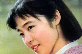 借《高山下的花环》成名，32岁丧夫40岁离婚，63岁盖克如今怎样了图片