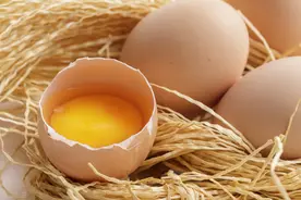 买鸡蛋的时候注意，鸡蛋也有真假，教你5招，学会辨别“人造蛋”图片