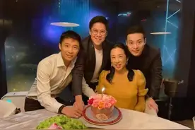朱玲玲过生好低调！穿薄纱裙坐C位，儿媳郭晶晶穿两万长裙不抢镜图片