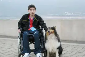 轮椅上的励志人生，颈椎高位截瘫退伍军人尽显军人风采！图片