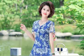 50岁有这样的素雅裙穿就很舒服，美中加嫩，这五六款搭配还衬肤白图片
