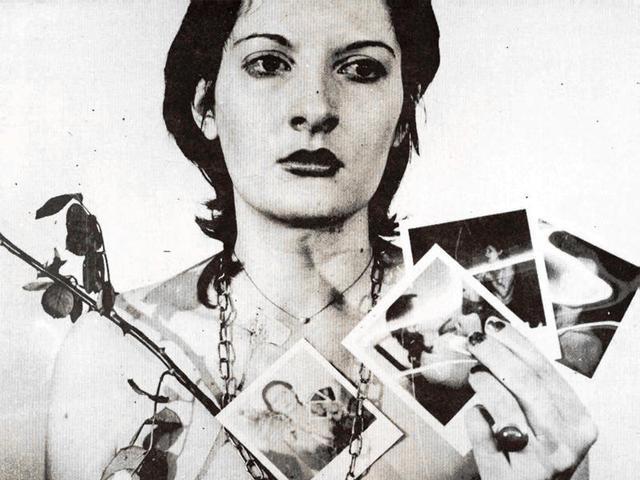 人性实验玛丽娜,人性经不起考验:1974年她麻醉6小时任人处置,衣服被剪