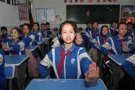 巴彦淖尔一小学课间创意操玩出新花样图片
