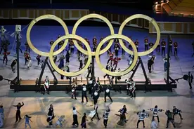 东京看奥运最开心时刻：中国队入场！五环展开有技巧，网友笑称“收纳技能get！”座位的颜色有玄机图片