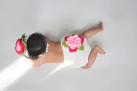 孩子几时会坐、爬、站？0-12月宝宝大动作发育全攻略，妈妈要牢记图片