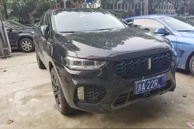 江苏南京：一车挂两牌，车主被罚惨了…图片