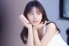 赵今麦摆脱学生稚气，穿白裙上演写真大片，让人怦然心动图片