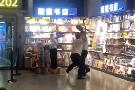 惊了！山东航空员工抡板凳和旅客互殴！知情人士却说另有隐情图片
