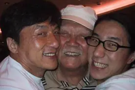成龙回安徽老家认祖归宗，两个哥哥家里一贫如洗图片