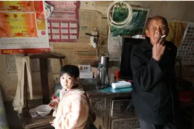 妈妈生了小弟弟，6岁女孩和爷爷留守农村一起生活，场景让人心酸图片