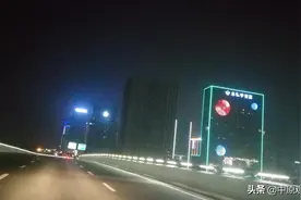 五一假期，郑州东站西广场晚上夜景，像往常一样的平静图片
