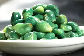 腊八蒜的腌制只加醋是不够的，增加两样，2天变绿，又脆又好吃图片