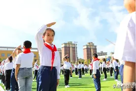 白衬衫、蓝裤子、红领巾，这群帅到爆的娃娃哪个学校的？图片