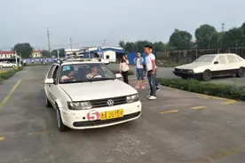 山东女子“科目二”考试，绕车一圈后上了车，发现方向盘在另一边图片