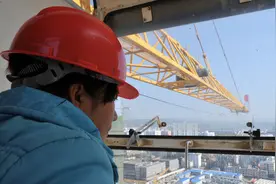 塔吊师傅月入过万，动动手指就能挣钱？老师傅道出3点心酸真相图片