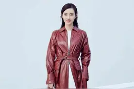 王丽坤参加活动，脚穿43码鞋子，网友：用卫生纸做的吧？图片
