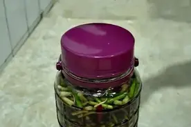 腌蒜苔时，牢记2大技巧，蒜苔清脆爽口，一次做5斤，半年都不坏图片